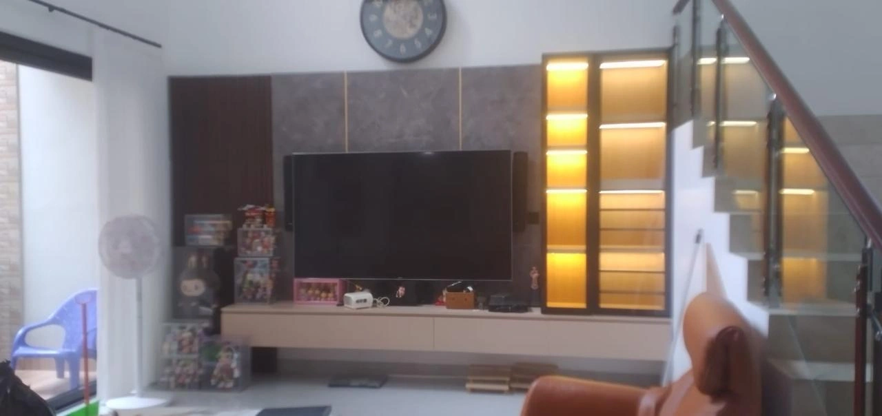 Backdrop TV Rak Display Samping Tangga
