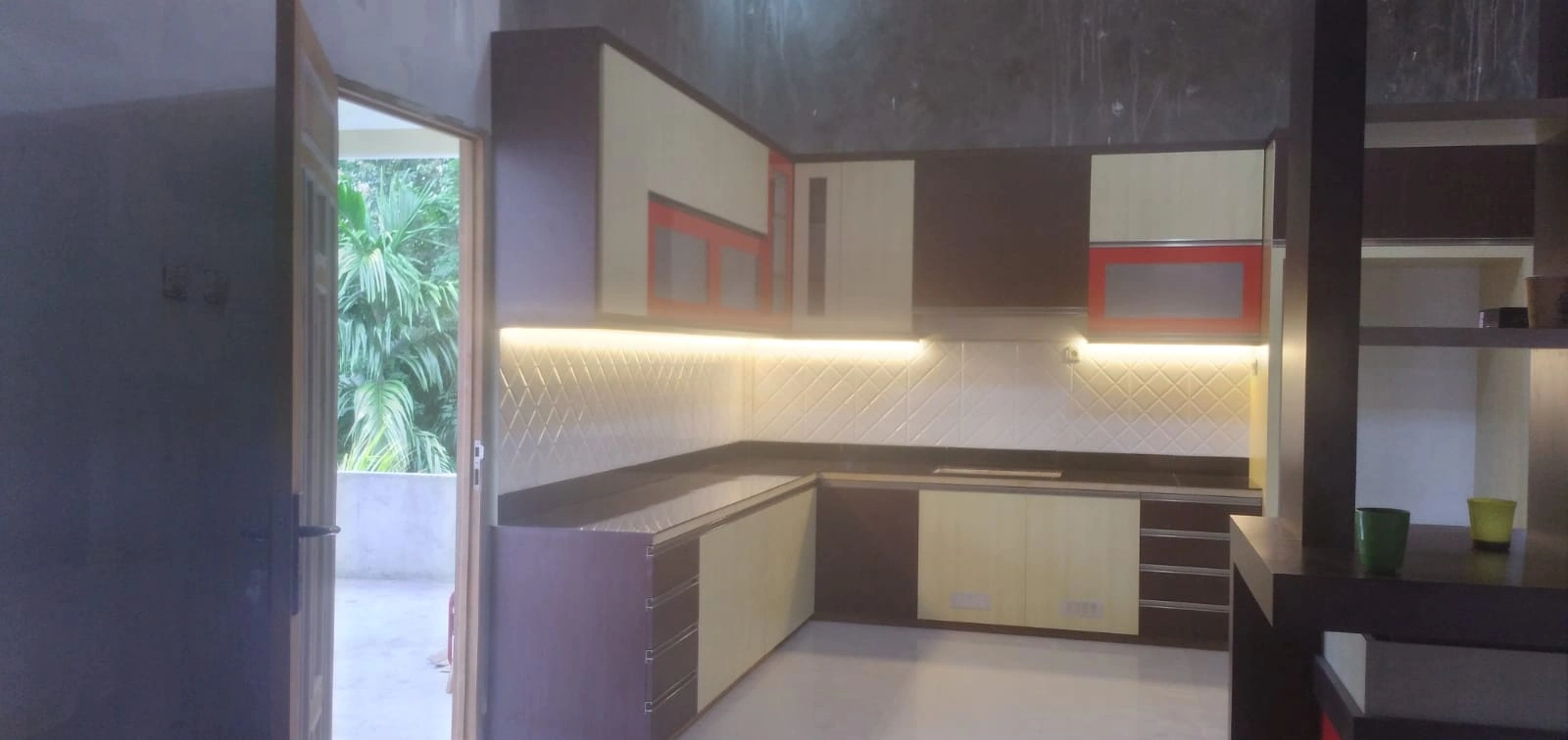 Kitchen Set Bentuk L dengan LED Strip