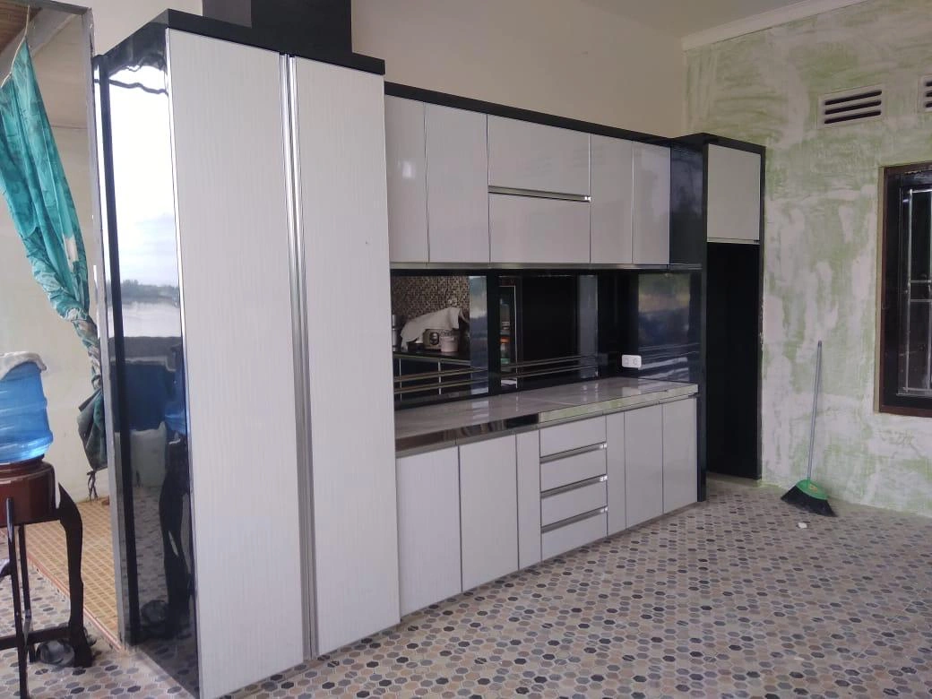 Kitchen Set & Lemari Tinggi Ruang Makan