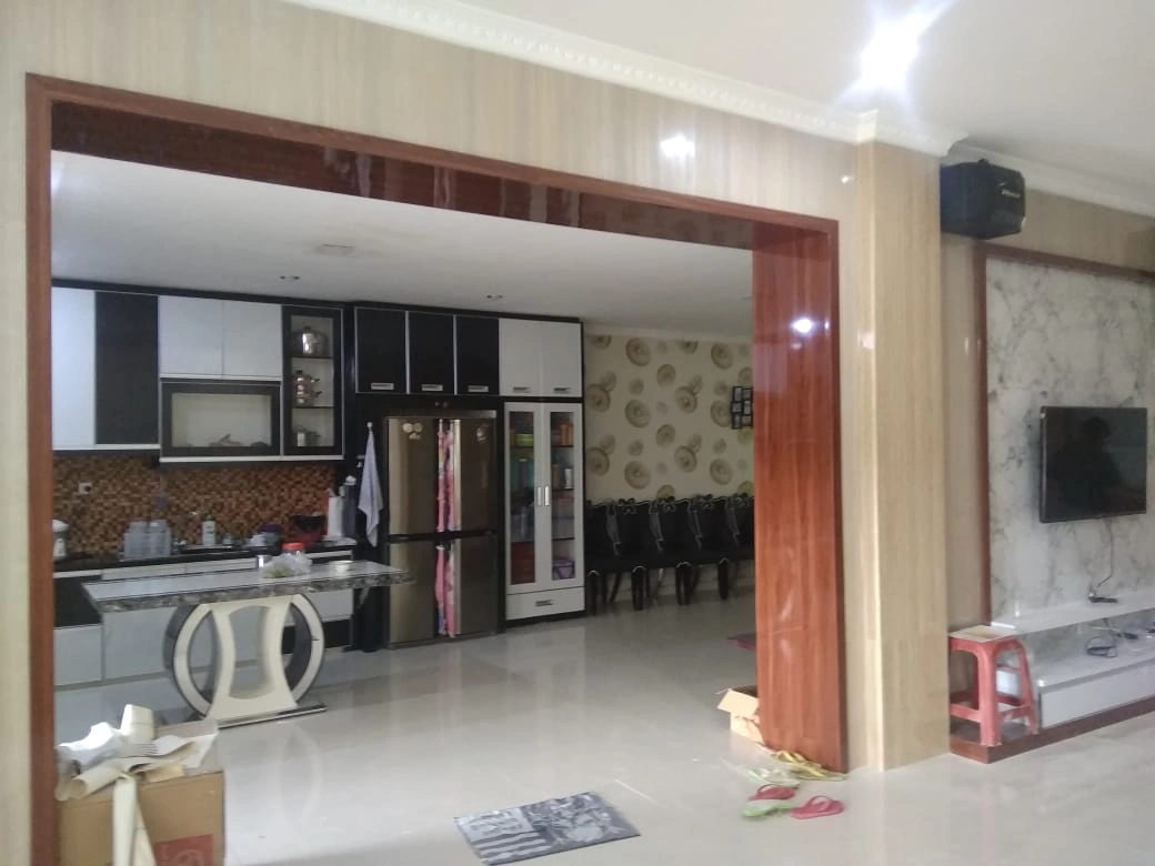 Kitchen Set Dapur Terbuka dengan Partisi Kayu