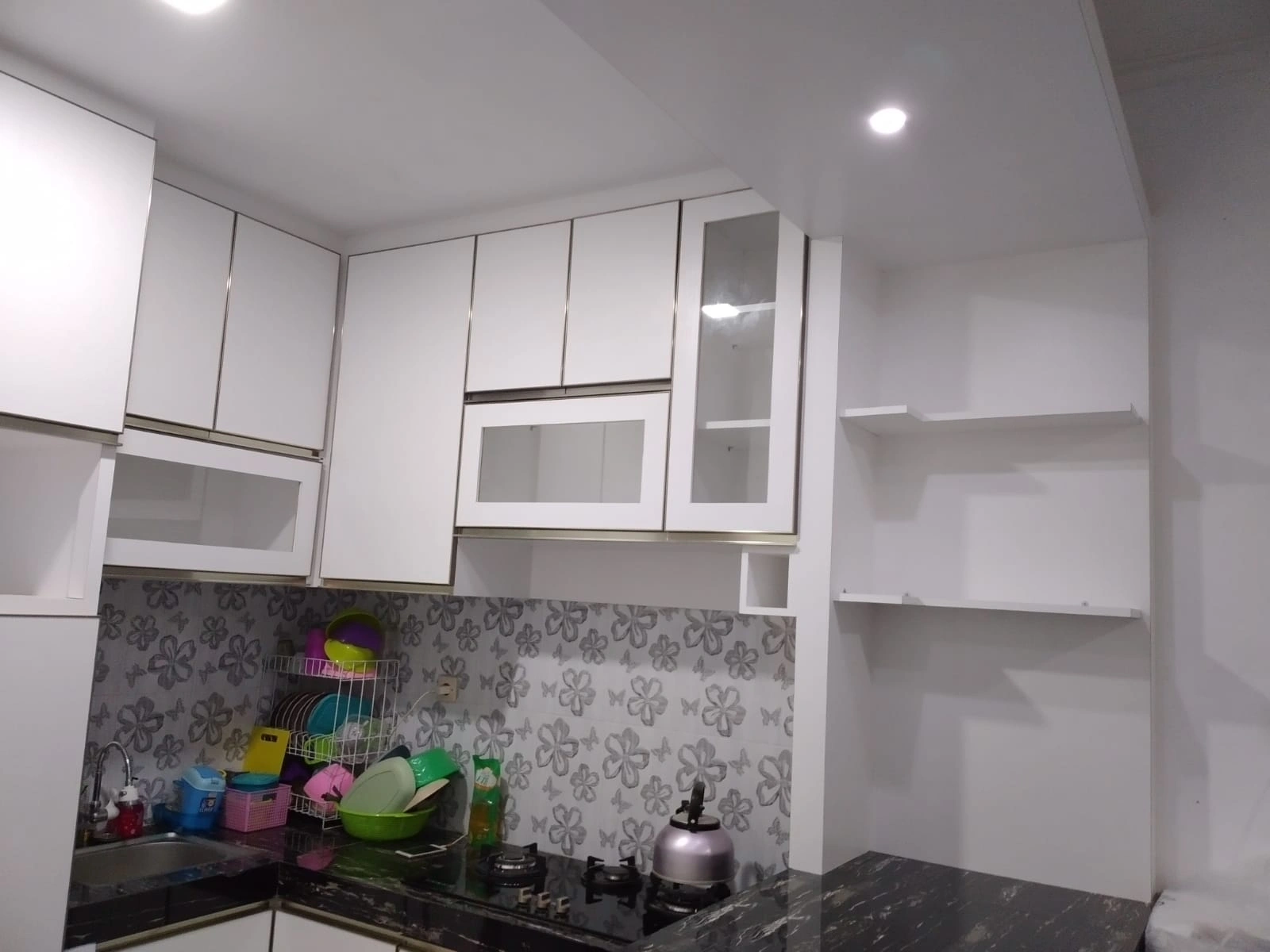 Kitchen Set Putih Backsplash Motif