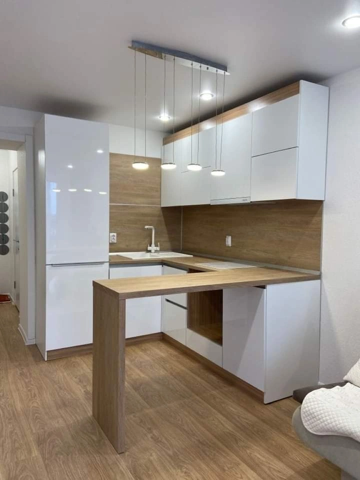Kitchen Set Putih Glossy dengan Mini Bar
